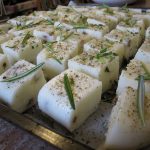 Polentawürfel mit Pilzen