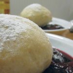 Rotweinpflaumen mit Hefeklösschen